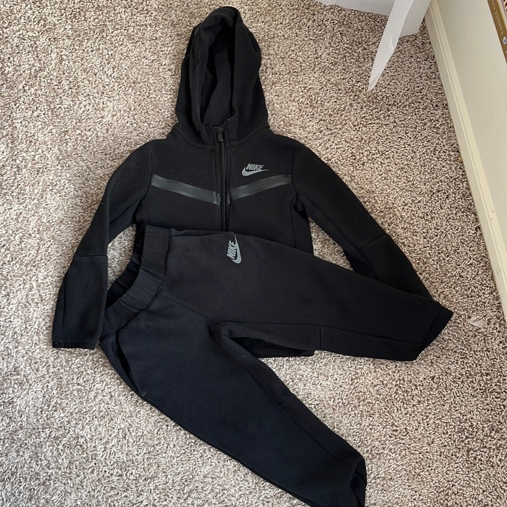 NIKE TECH FLEECE FULL-ZIP HOODIE AND JOGGERS SET
